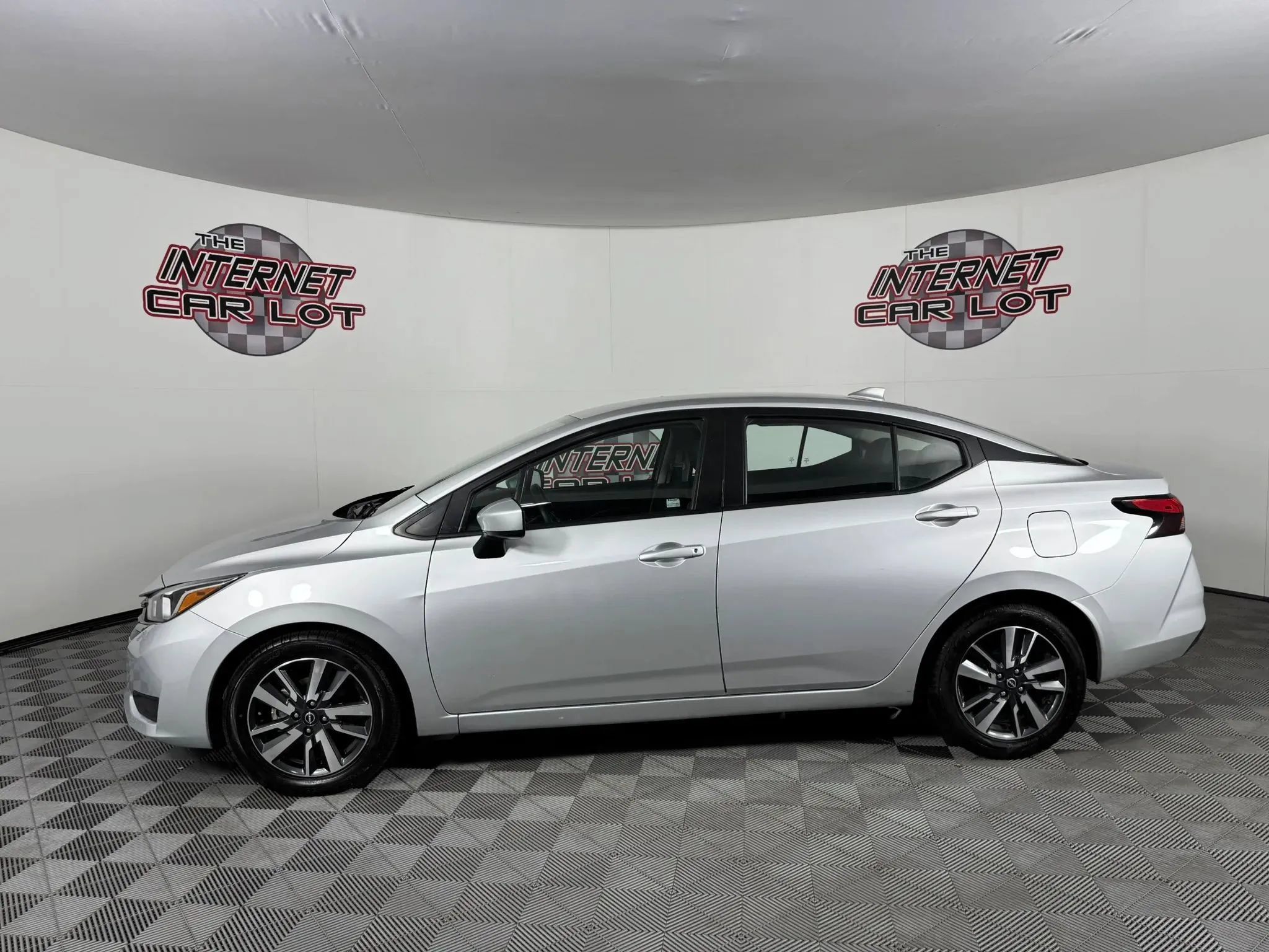 Used 2024 Nissan Versa SV FWD image 4