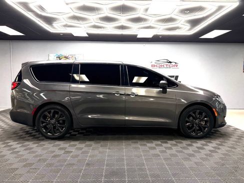 Used 2018 Chrysler Pacifica Touring Plus w/ S Appearance Package FWD image 16