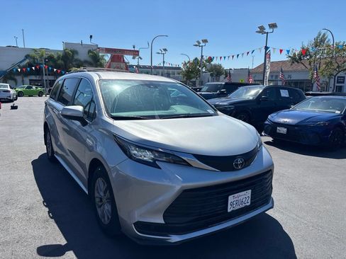 Used 2023 Toyota Sienna LE FWD image 2
