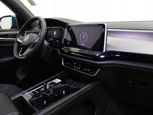 Used 2024 Volkswagen Atlas Cross Sport SE image 28