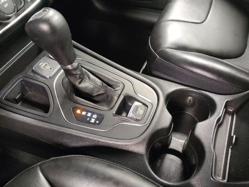 Used 2019 Jeep Cherokee Latitude Plus FWD image 26
