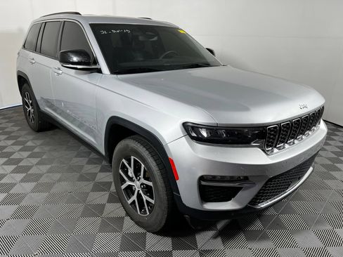 Used 2024 Jeep Grand Cherokee Limited RWD image 3