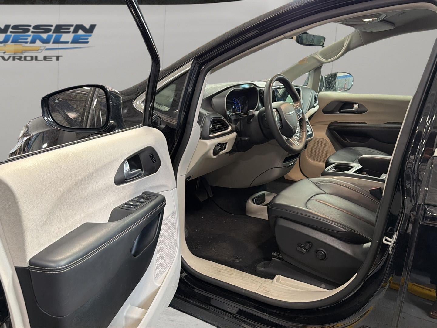 Used 2024 Chrysler Pacifica Limited FWD image 6