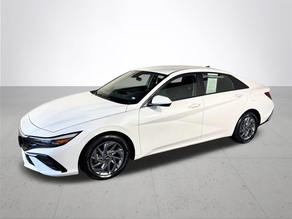 Used 2024 Hyundai Elantra SEL FWD image 2
