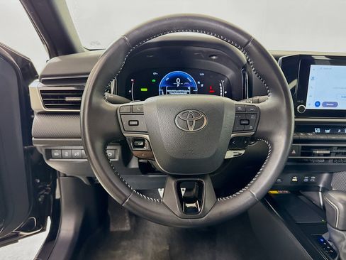 Used 2025 Toyota Camry SE image 12