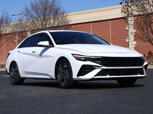 Used 2024 Hyundai Elantra SEL w/ Convenience Package image 1