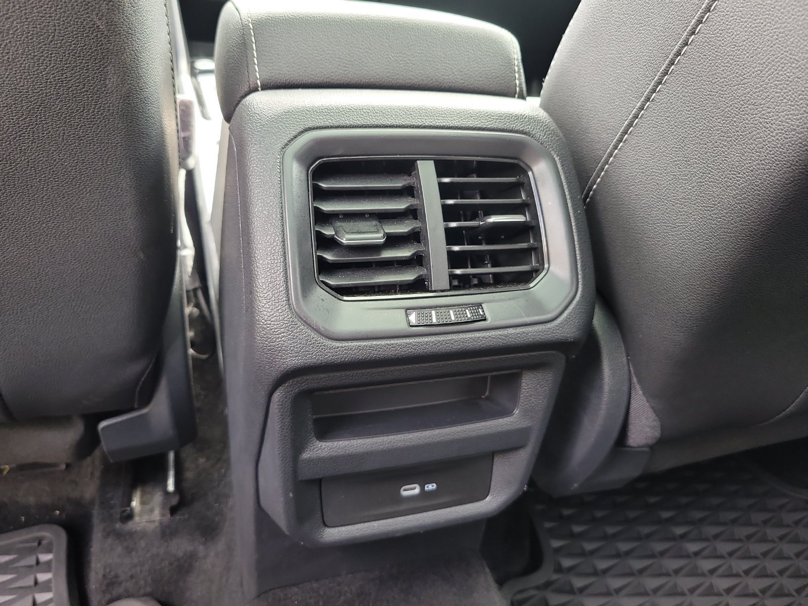 Used 2023 Volkswagen Taos SE w/ Panoramic Sunroof Package FWD image 11