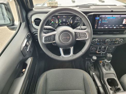 Used 2025 Jeep Wrangler Unlimited Sahara AWD/4WD image 11