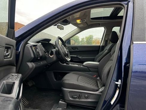 Used 2025 Nissan Pathfinder SV w/ SV Premium Package image 10