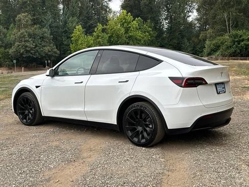 Used 2022 Tesla Model Y Long Range AWD/4WD image 7