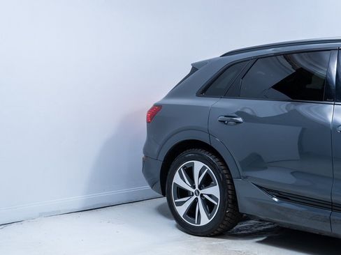 Used 2024 Audi Q8 e-tron Premium image 11