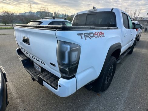 Used 2022 Toyota Tacoma TRD Off-Road image 2