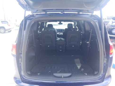 Used 2020 Chrysler Pacifica Touring w/ S Appearance Package image 12