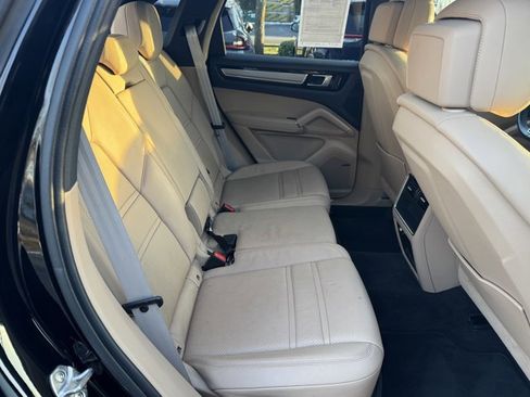 Used 2022 Porsche Cayenne Platinum Edition image 30