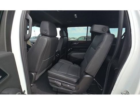Used 2025 GMC Yukon XL Denali AWD/4WD image 9