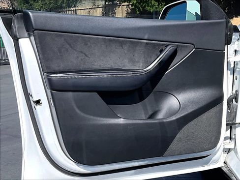 Used 2022 Tesla Model Y Long Range image 26