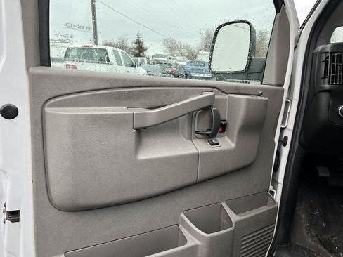 Used 2017 GMC Savana 2500 RWD image 8