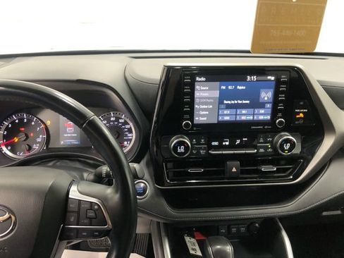 Used 2020 Toyota Highlander LE AWD/4WD image 19