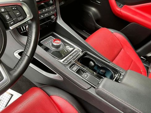 Used 2018 Jaguar F-PACE R-Sport image 17