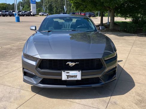 Used 2025 Ford Mustang Coupe RWD image 2