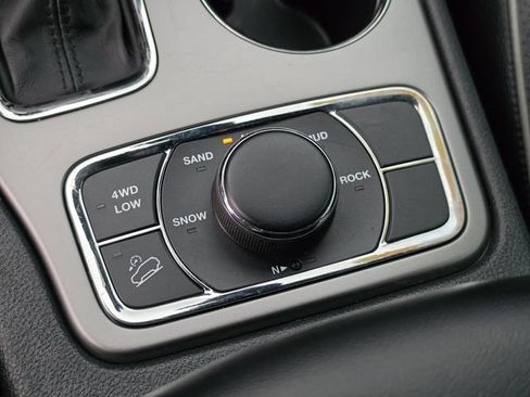 Used 2019 Jeep Grand Cherokee Laredo AWD/4WD image 38