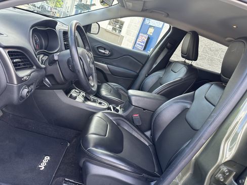 Used 2019 Jeep Cherokee Latitude Plus AWD/4WD image 9