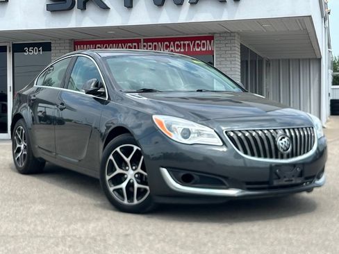 Used 2017 Buick Regal Sport Touring FWD image 1