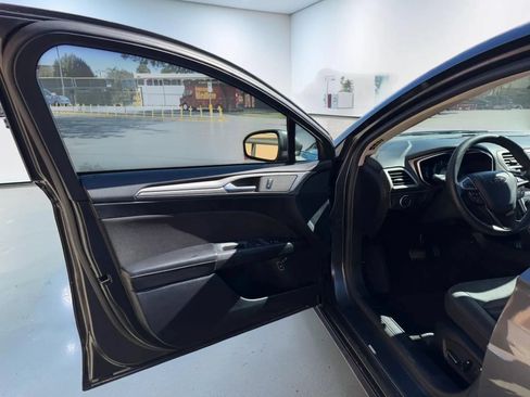 Used 2019 Ford Fusion SE FWD image 9