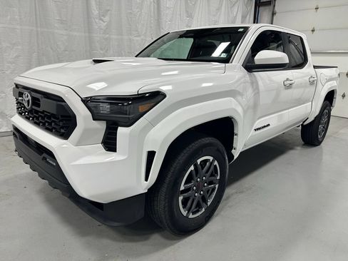 Used 2024 Toyota Tacoma TRD Sport AWD/4WD image 3
