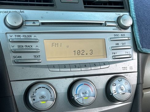 Used 2010 Toyota Camry FWD image 17