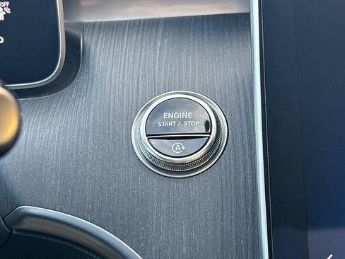 Used 2025 Mercedes-Benz C 300 4MATIC Sedan image 23