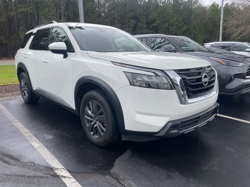 Used 2024 Nissan Pathfinder SV image 2