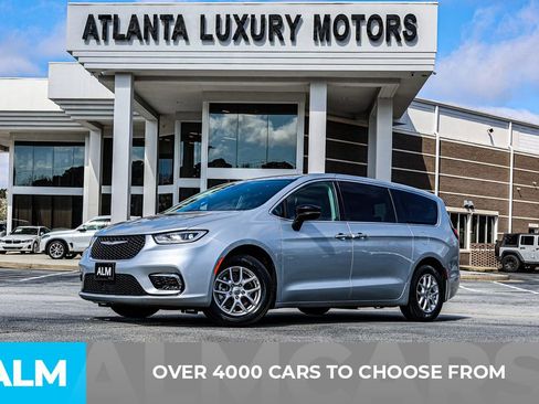 Used 2024 Chrysler Pacifica Touring-L image 3