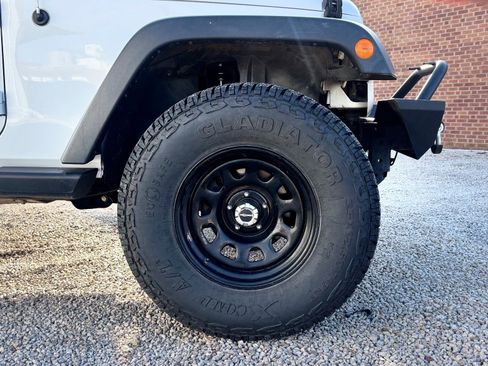 Used 2016 Jeep Wrangler Unlimited Sahara image 17