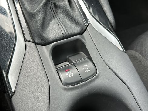 Used 2025 Toyota Corolla Cross LE FWD image 32
