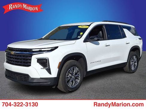 Used 2025 Chevrolet Traverse LT image 1