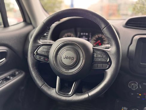 Used 2018 Jeep Renegade Altitude AWD/4WD image 24