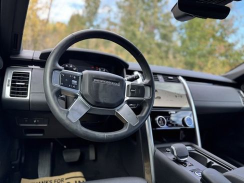 Used 2025 Land Rover Discovery S image 28