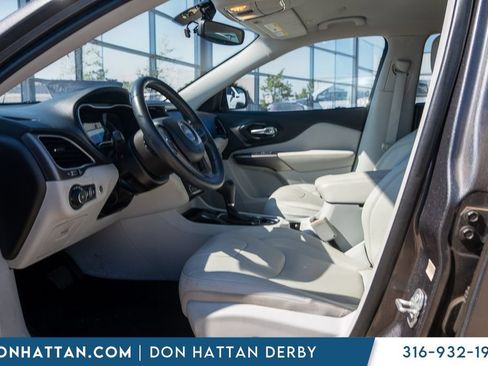 Used 2019 Jeep Cherokee Limited w/ Luxury Group FWD image 3
