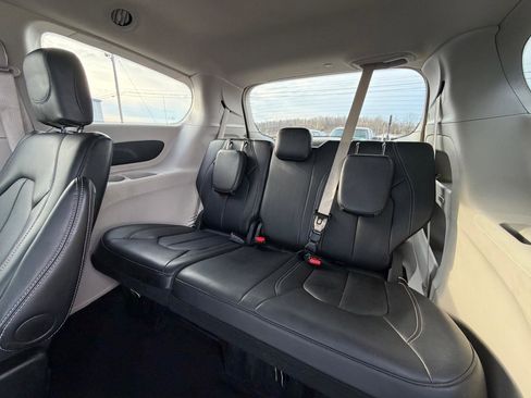 Used 2024 Chrysler Pacifica Touring-L image 13