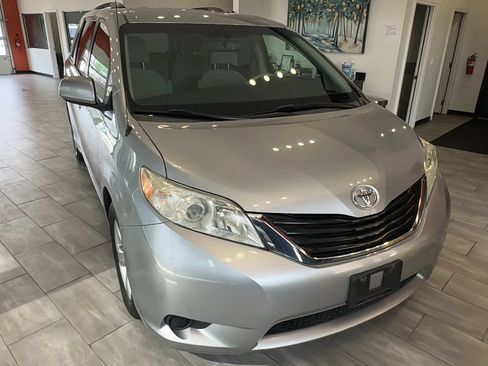 Used 2014 Toyota Sienna LE FWD image 2