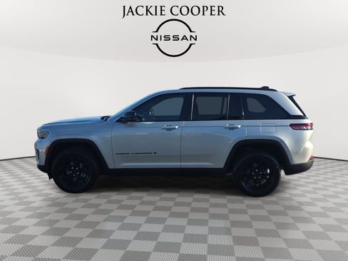 Used 2024 Jeep Grand Cherokee Altitude AWD/4WD image 8