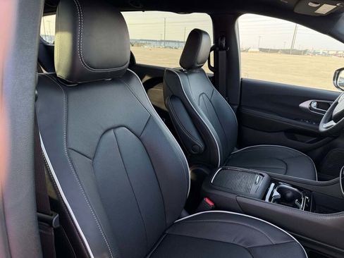 New 2026 Chrysler Pacifica Limited image 18