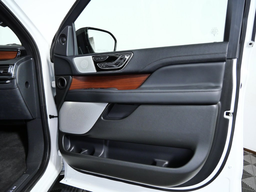 Certified 2023 Lincoln Navigator Reserve AWD/4WD image 9