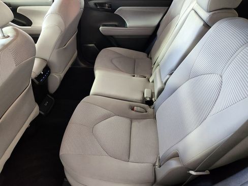 Used 2022 Toyota Highlander LE AWD/4WD image 14