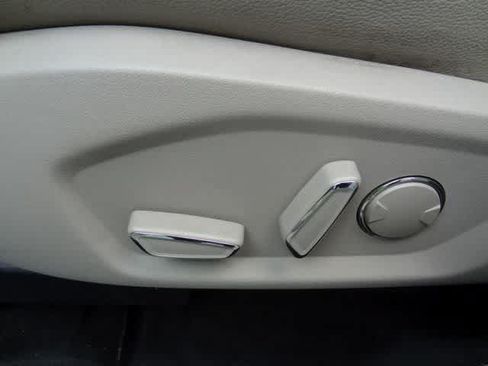 Used 2018 Ford Fusion SE w/ Fusion SE Technology Package FWD image 7