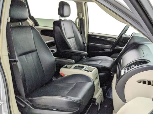 Used 2014 Chrysler Town & Country Touring image 27