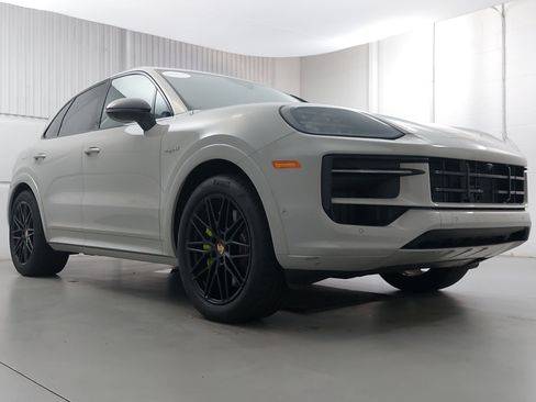 Certified 2025 Porsche Cayenne E-Hybrid AWD/4WD image 9