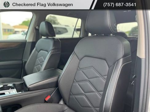 Used 2025 Volkswagen Atlas SE FWD image 19