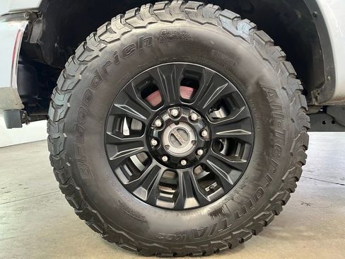 Used 2021 Ford F350 Lariat w/ Tremor Off-Road Package image 16